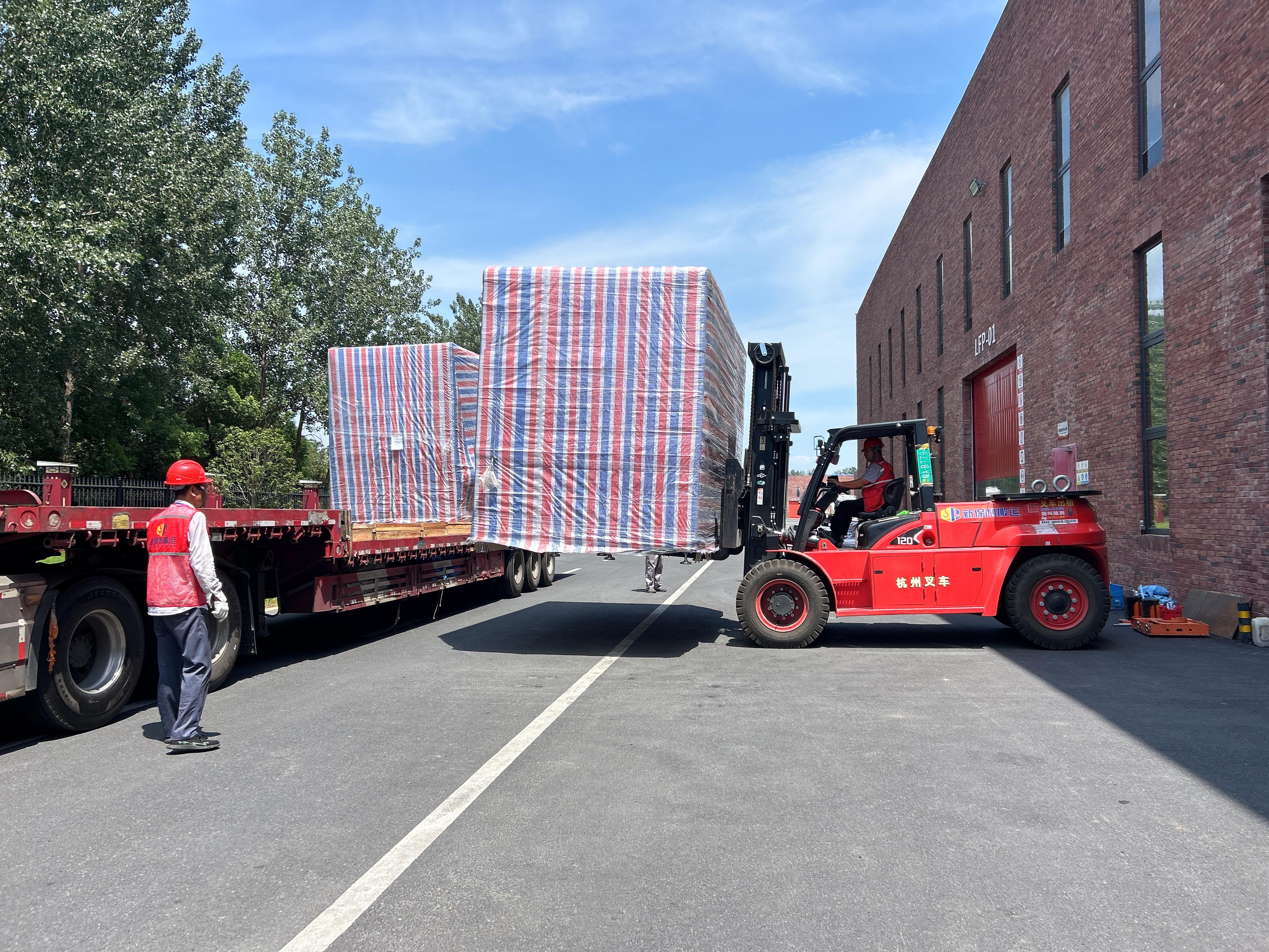 使用机械叉车进行搬运时的注意事项